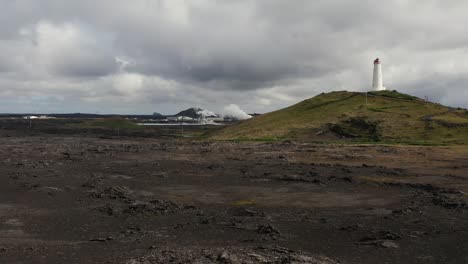 Paisaje-Volcánico-En-Islandia-Con-El-Icónico-Faro-Reykjanesviti-En-La-Colina