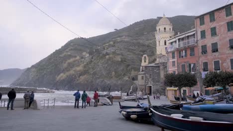 Panoramablick-In-Zeitlupe-Von-Vernazza,-5-Terre,-Während-Eines-Seesturms
