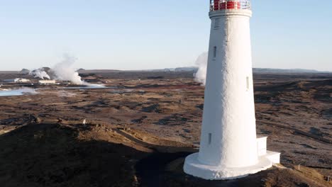 Geothermischer-Park-Mit-Gaswolken,-Die-Am-Isländischen-Leuchtturm-Vorbeifliegen,-Aus-Der-Luft