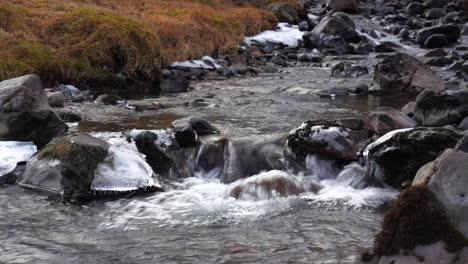 Agua-Cristalina-Que-Fluye-En-El-Río-Grundara-Rocoso-En-Grundarfjordur,-Península-De-Snaefellsnes,-Islandia-Occidental