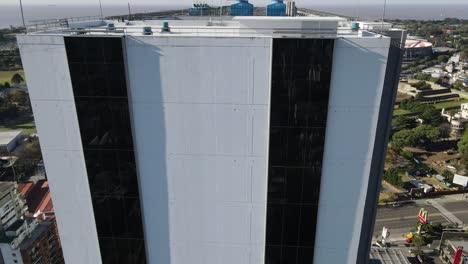 Luftaufnahme-Des-Modernen-Gigantischen-Gebäudeturms-In-Der-Stadt-Buenos-Aires-Gegen-Blauen-Himmel-Und-Sonnenlicht