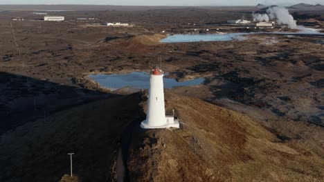 Antenne-Des-Berühmten-Leuchtturms-Reykjanesviti-In-Der-Vulkanlandschaft-Islands
