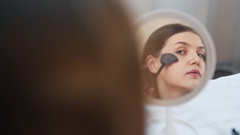 Nahaufnahmeporträt-Eines-Jungen-Mädchens-Im-Spiegel,-Das-Ihr-Make-up-Handhabt