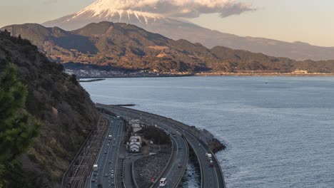 Zeitraffer-Mit-Langsamer-Neigung-Nach-Oben-über-Die-Autobahn-In-Japan-Mit-Mt