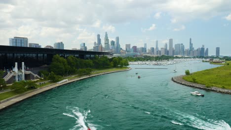 Boote-Verlassen-Und-Betreten-Den-Hafen-Von-Chicago-Mit-Skyline-Im-Hintergrund