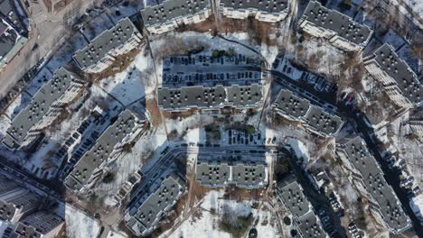 Toma-Aérea-De-Drones-De-Apartamentos-Tipo-Panel-De-La-Urss,-Viejos-Edificios-Rusos-Soviéticos-En-Vilnius