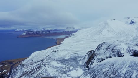 Península-Nevada-De-Snaefellsnes-En-Invierno-Con-Vistas-Al-Fiordo-En-Islandia-Con-La-Montaña-Kirkjufell