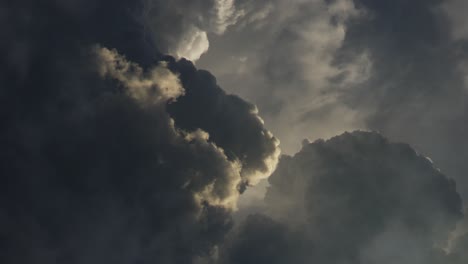 Die-Sonnenstrahlen-Waren-Von-Dicken,-Dunklen-Kumulonimbuswolken-Bedeckt