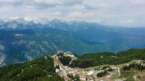 Estructuras-En-La-Cumbre-De-La-Montaña-Vogel-En-El-Parque-Nacional-Triglav-En-Eslovenia