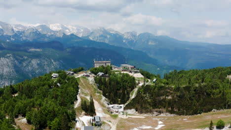 Vista-Aérea-De-La-Estación-De-Esquí,-Hotel-Y-Restaurante-De-Vogel-En-Los-Alpes-Julianos-Y-El-Parque-Nacional-Triglav,-Vogel,-Eslovenia