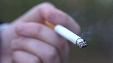 Angezündete-Zigarette,-Die-Brennt-Und-Der-Rauch-überall-Hingeht