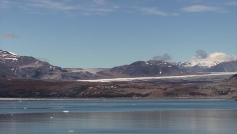 Glaciar-Cubierto-De-Ceniza-Volcánica-Junto-Al-Glaciar-Margerie,-En-El-Parque-Nacional-Y-Reserva-De-La-Bahía-De-Los-Glaciares,-Alaska
