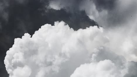 Dicke-Weiße-Cumulonimbuswolken-Am-Himmel