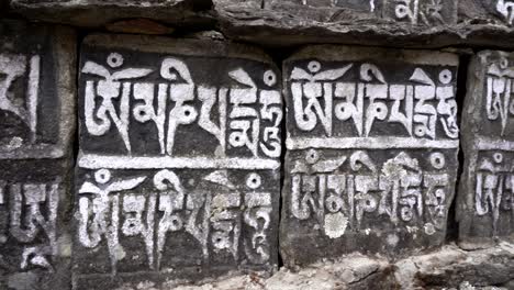 Una-Vista-De-Las-Piedras-De-Oración-Tibetanas-En-Un-Movimiento-Panorámico