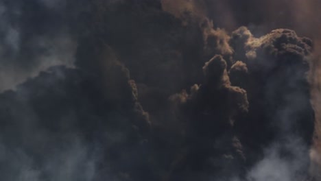 Dicke-Dunkle-Cumulonimbuswolken-Zogen-über-Den-Himmel
