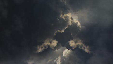 Dicke-Kumulonimbuswolken,-Die-Den-Sonnenschein-Verdeckten,-Und-Ein-Gewitter-Umgab-Sie