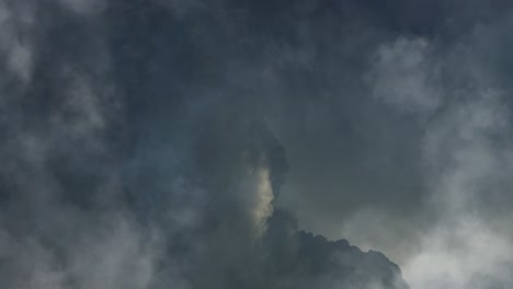 Ein-Blitz-Auf-Dunklen-Cumulonimbus-Wolken,-Ein-Gewitter