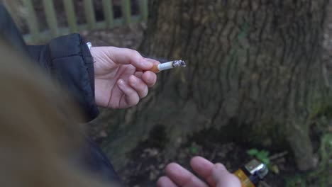 Mädchen-Mit-Einer-Brennenden-Zigarette-Und-Feuerzeug-In-Einem-Wald