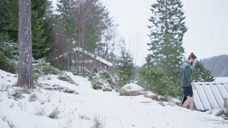 Chico-Solitario-Caminando-Durante-Un-Día-De-Nieve-Cerca-Del-Bosque-De-Montaña-En-El-Campo-De-Trondheim,-Noruega