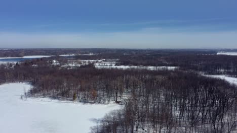 Drone-Volando-Sobre-Un-Parque-En-Invierno-En-Un-Día-Soleado
