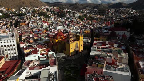 Carro-Lento-En-La-Basílica-De-Guanajuato-Antes-Del-Atardecer