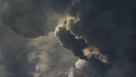 Die-Sonnenstrahlen-Waren-Von-Dicken,-Dunklen-Cumulonimbus-Wolken-Mit-Gewittern-Im-Innern-Bedeckt