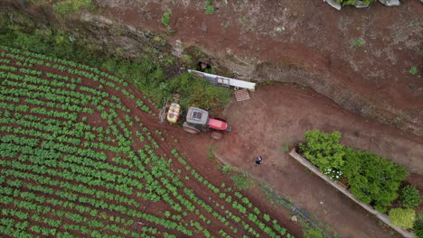 Drohnenaufnahme-Eines-Traktors-über-Kartoffelplantagen