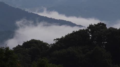 North-Carolina-Bewegende-Wolken-über-Berglandschaft.-Zeitraffer