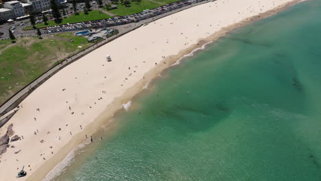 Luftbild-über-Bondi-Beach-Mit-Türkisfarbener-Meereslandschaft-In-Sydney,-New-South-Wales,-Australien---Drohnenaufnahme