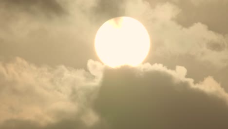 Sol-Orbe-Saliendo-Con-Nubes-Timelapse