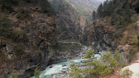 Ein-Blick-Auf-Die-Tenzing-Hillary-Swinging-Bridge-In-Den-Bergen-Von-Nepal