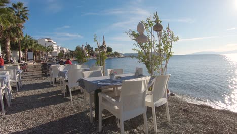 Ruhiges-Gemütliches-Strandrestaurant-An-Der-Promenade-Von-Bodrum-Mit-Blick-Auf-Die-Schimmernde-Ägäis