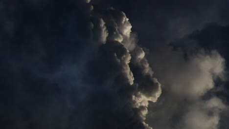 Dunkle-Kumulonimbuswolken-Bewegten-Sich-Mit-Gewittern-Darin