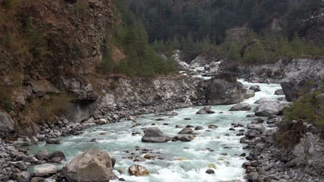Un-Río-Lleno-De-Agua-De-Glaciar-En-Las-Montañas-De-La-Cordillera-Del-Himalaya