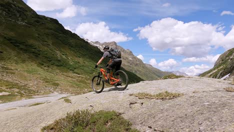 Downhill-Mtb-Mountainbiken-Mit-Wunderschönem-Alpenblick