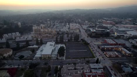 Pasadena-Ca-Usa,-Vista-Aérea-De-Las-Instalaciones-Comunitarias-De-Agua-Y-Energía-Y-El-Tráfico-Del-Vecindario-Al-Atardecer,-Acercándose-Al-Disparo-De-Drones