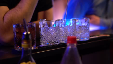 Bebidas-Y-Cócteles-En-El-Bar-De-Un-Club