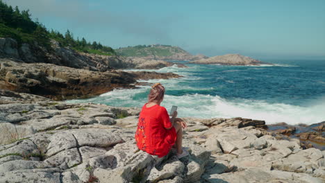 Frau-Im-Roten-Kleid,-Die-Tagsüber-Auf-Die-Ostküste-Kanadas-Blickt