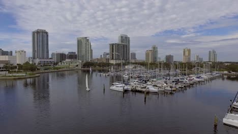 4k-Luftdrohnenvideo-Von-Segelbooten-Und-Yachten-Im-Jachthafen-An-Der-Tampa-Bay-In-Der-Innenstadt-Von-St