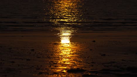 Sonnenuntergang,-Der-Sich-Im-Ozean-Widerspiegelt