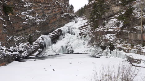 Gefrorener-Wasserfall-In-Verschneiter-Landschaft-Im-Südlichen-Alberta-Canada-Watertown-National-Park-Während-Des-Winters