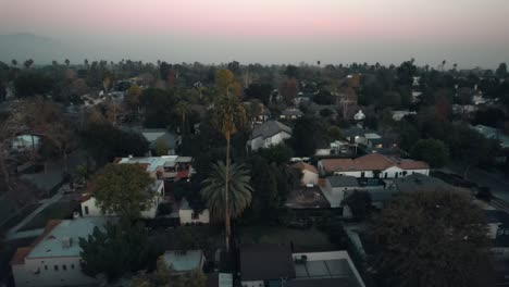 Vista-Aérea-Ascendente-Del-Barrio-Residencial-De-Pasadena-Durante-La-Puesta-De-Sol-Brumosa,-California