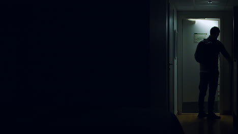 Mann-Betritt-Nachts-Das-Hotelzimmer-Und-Schaltet-Das-Licht-Ein