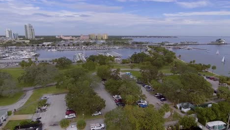 4k-Luftdrohnenvideo-Von-Luxusyachten-Im-Jachthafen-An-Der-Tampa-Bay-In-Der-Innenstadt-Von-St