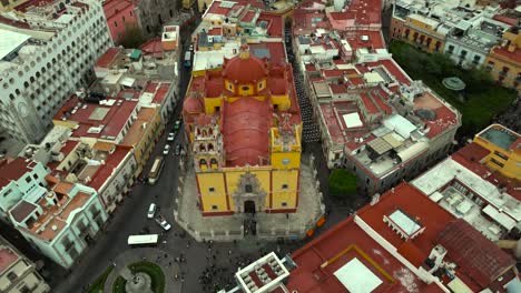 Drone-Antena:-Basílica-De-Guanajuato-Orbita-Al-Mediodía