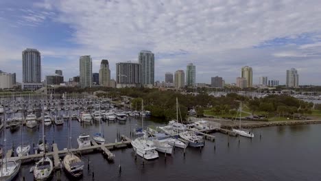 4k-Luftdrohnenvideo-Von-Segelbooten-Und-Yachten-Im-Städtischen-Jachthafen-An-Der-Tampa-Bay-In-Der-Innenstadt-Von-St