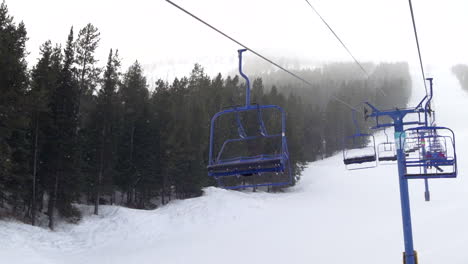 Chairlift-at-a-ski-hill-during-midday