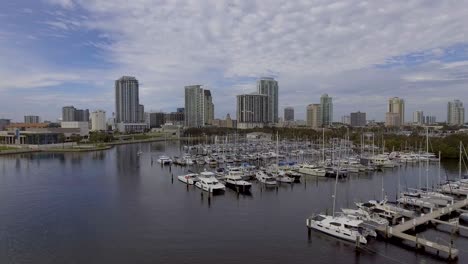 4k-Luftdrohnenvideo-Von-Segelbooten-Am-Jachthafen-In-Tampa-Bay-Und-Skyline-Von-Hochhaus-Eigentumswohnungen-In-Der-Innenstadt-Von-St