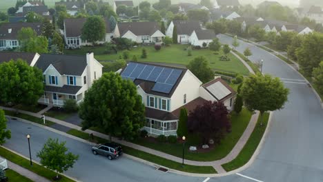 Solarpanel-Array-Auf-Dem-Dach-Zur-Erzeugung-Erneuerbarer-Grüner-Energie