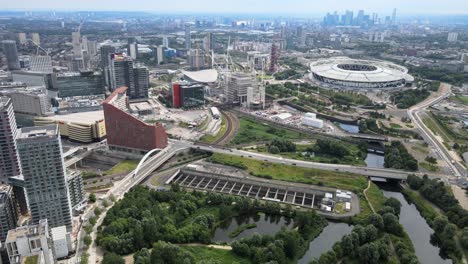 Queen-Elizabeth-Olympic-Park-Stratford-East-London-Skyline-Im-Hintergrund-Neubau